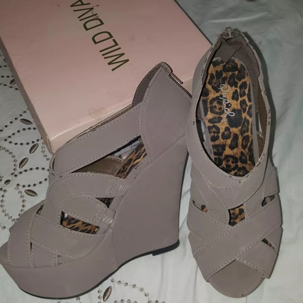 Light brown wedges